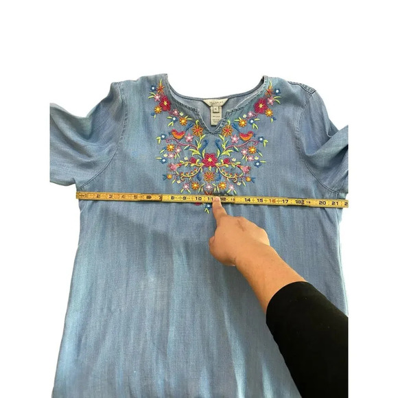Multiples 3/4 Tie Sleeve Notch Neck Raw Hem Embroidered Top Size Medium - Picture 7 of 8